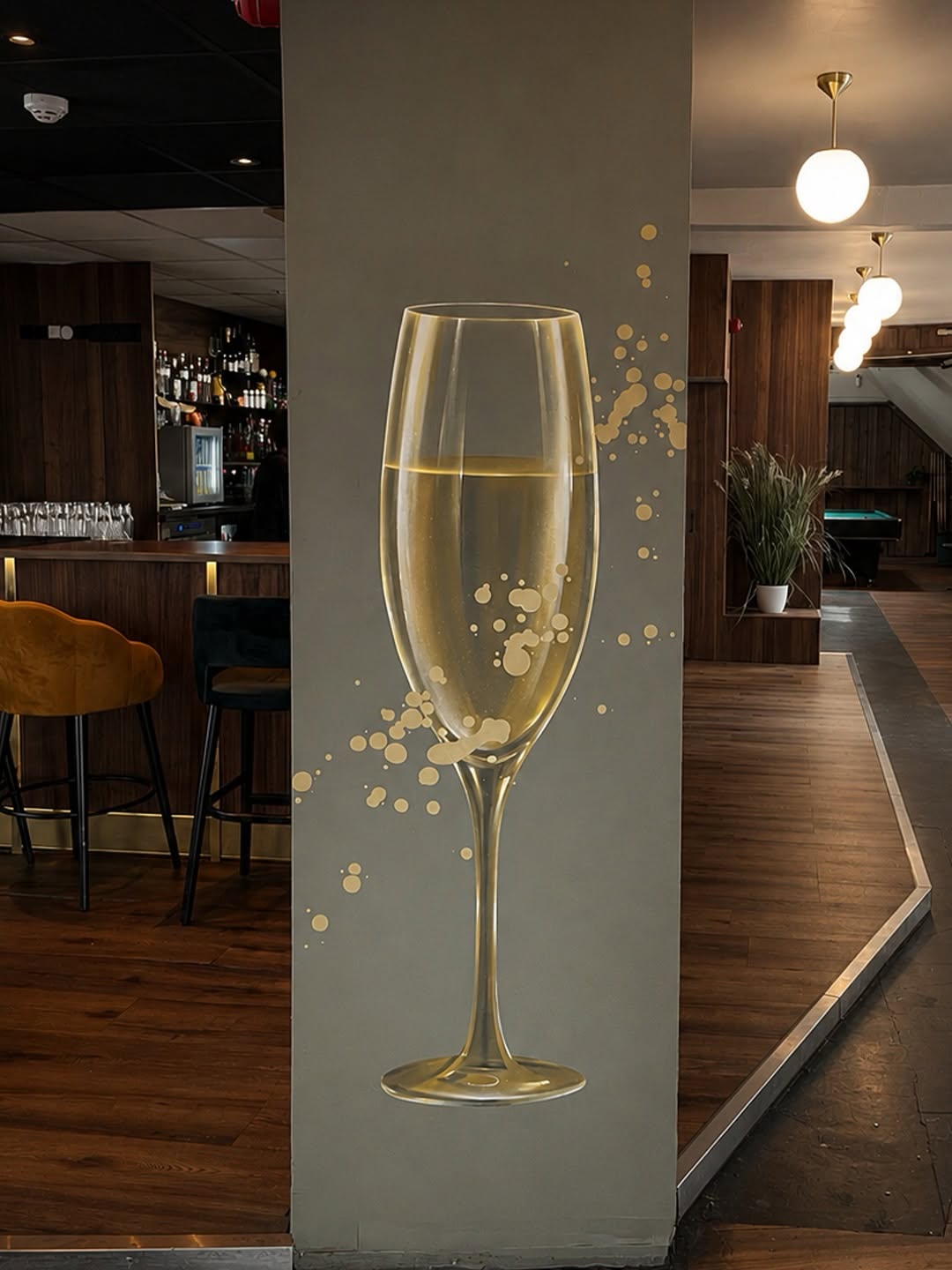Klink: attractive interior with artistic mural