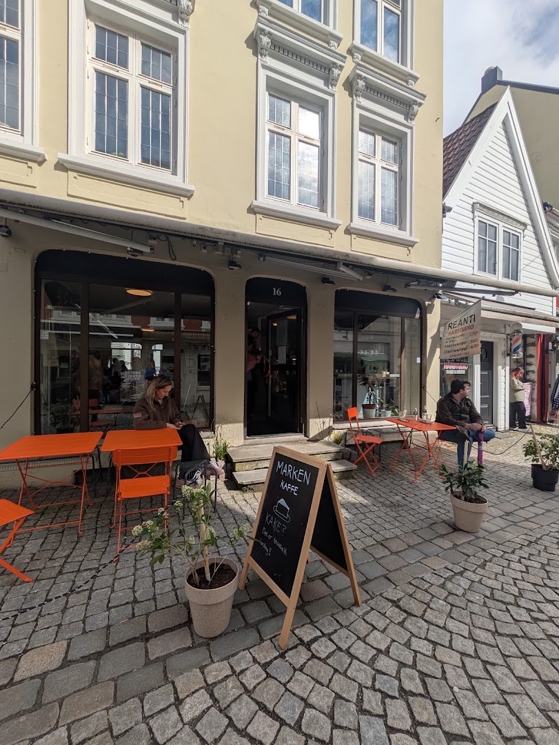 Marken Kaffe: clear, inviting exterior shot