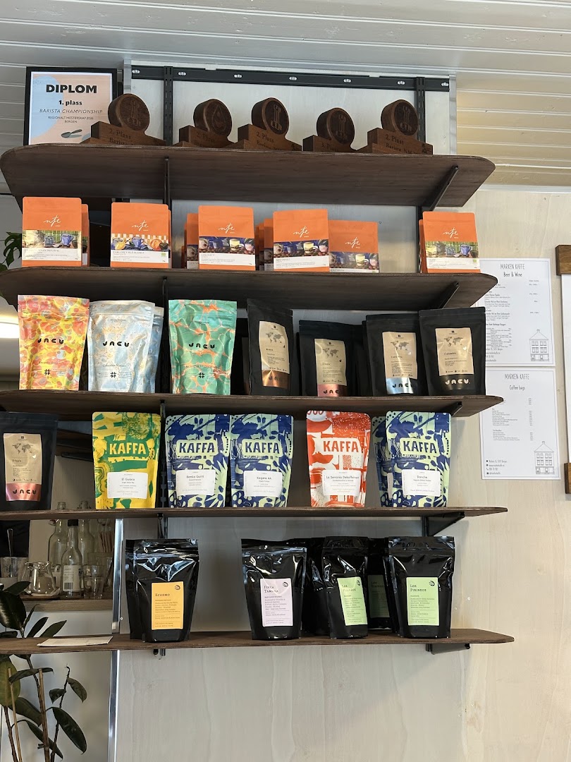 Marken Kaffe: clear display of coffee products