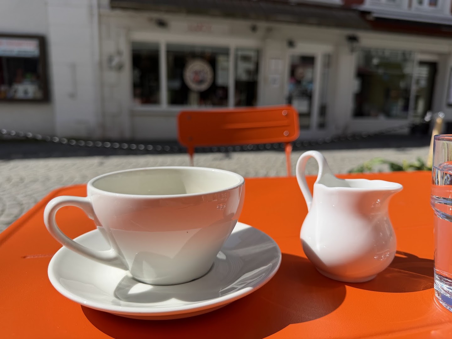 Marken Kaffe: inviting terrace atmosphere with coffee