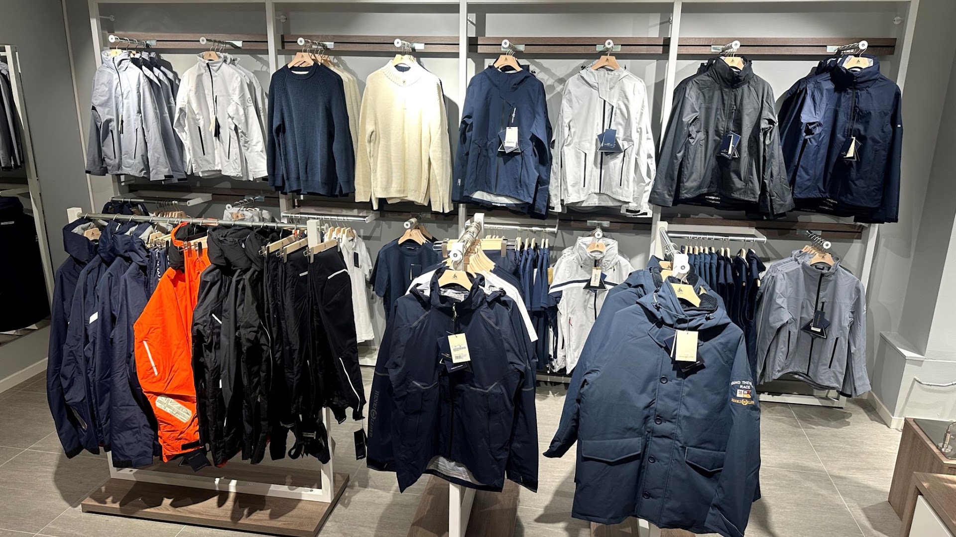 Monte Rosa Sport Bergen: clear display of shop products