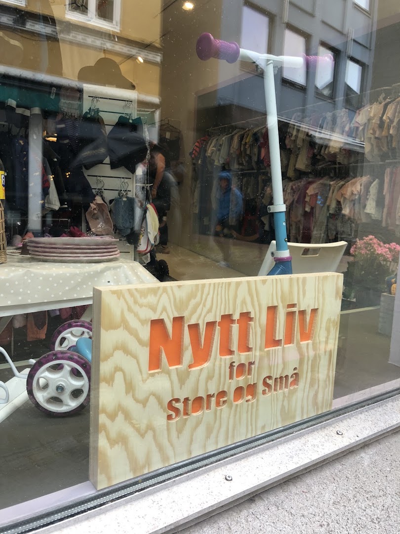 Nytt Liv for store og små: clear storefront display and signage