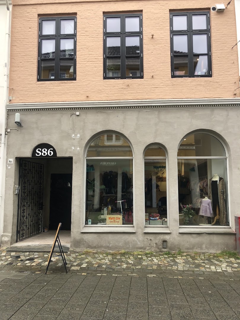Nytt Liv for store og små: clear storefront photo of shop