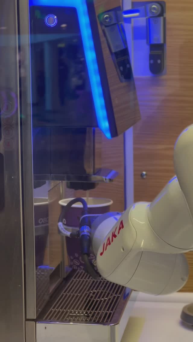 RoboCafé: unique robotic coffee preparation