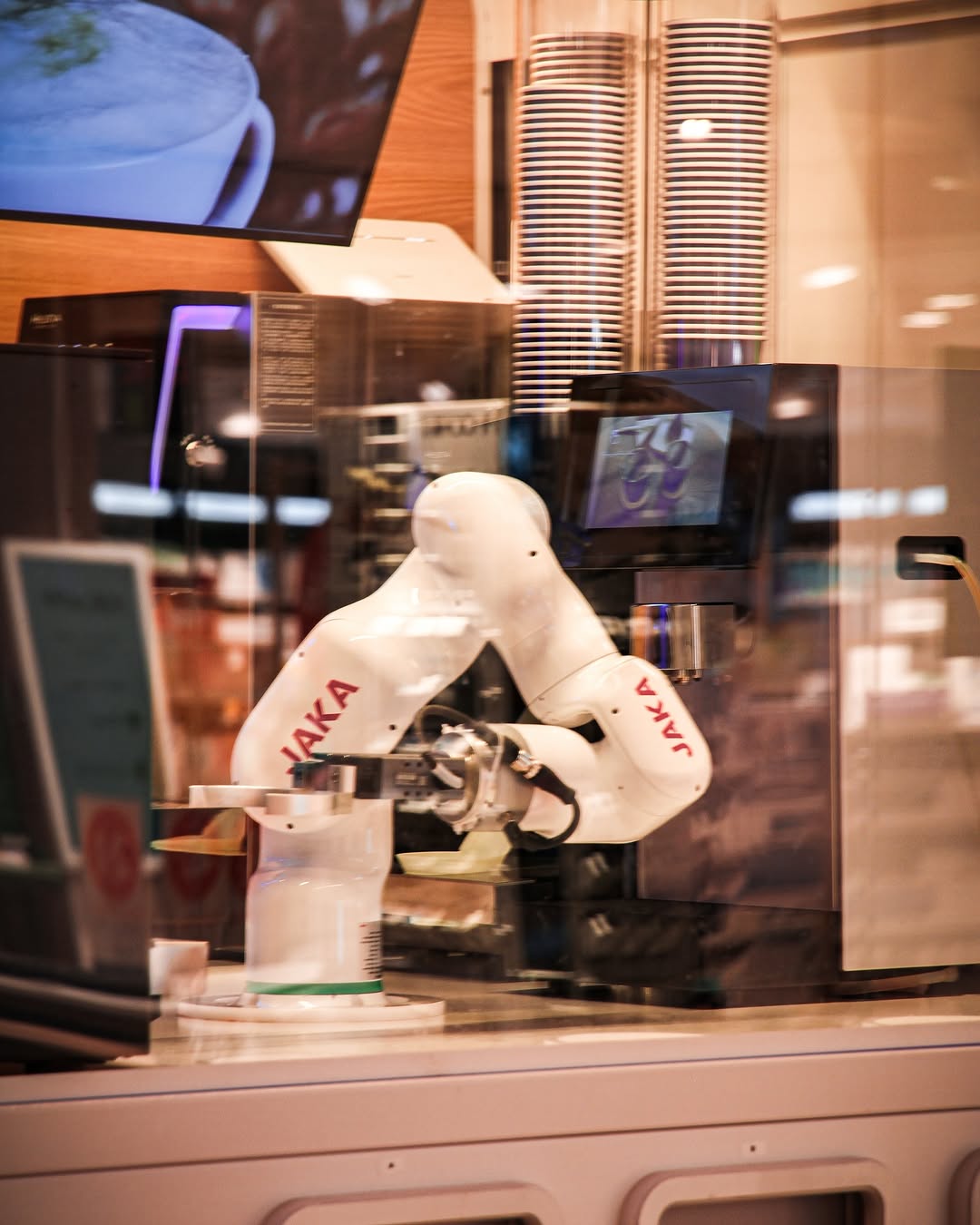 RoboCafé: unique robotic coffee preparation