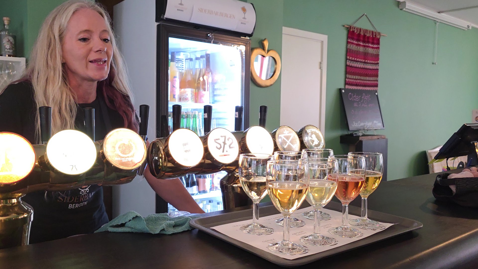 Siderbar: staff and drink selection