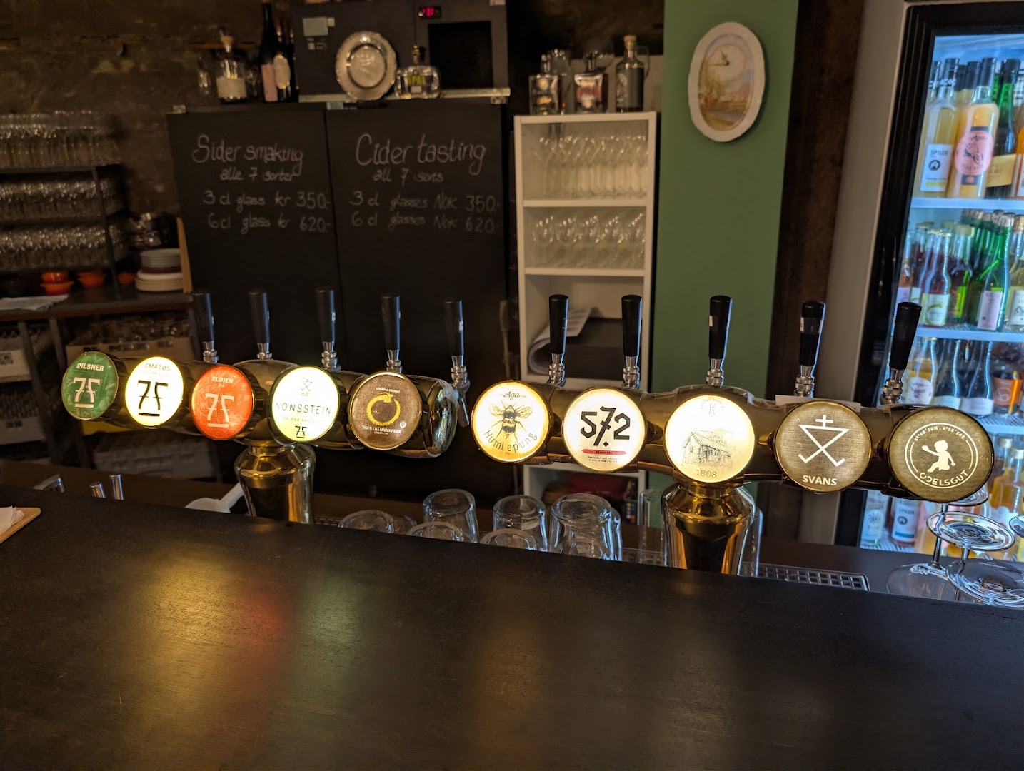 Siderbar: clear photo of bar taps