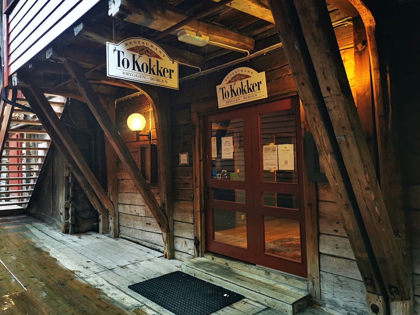 To Kokker: clear, inviting exterior restaurant shot