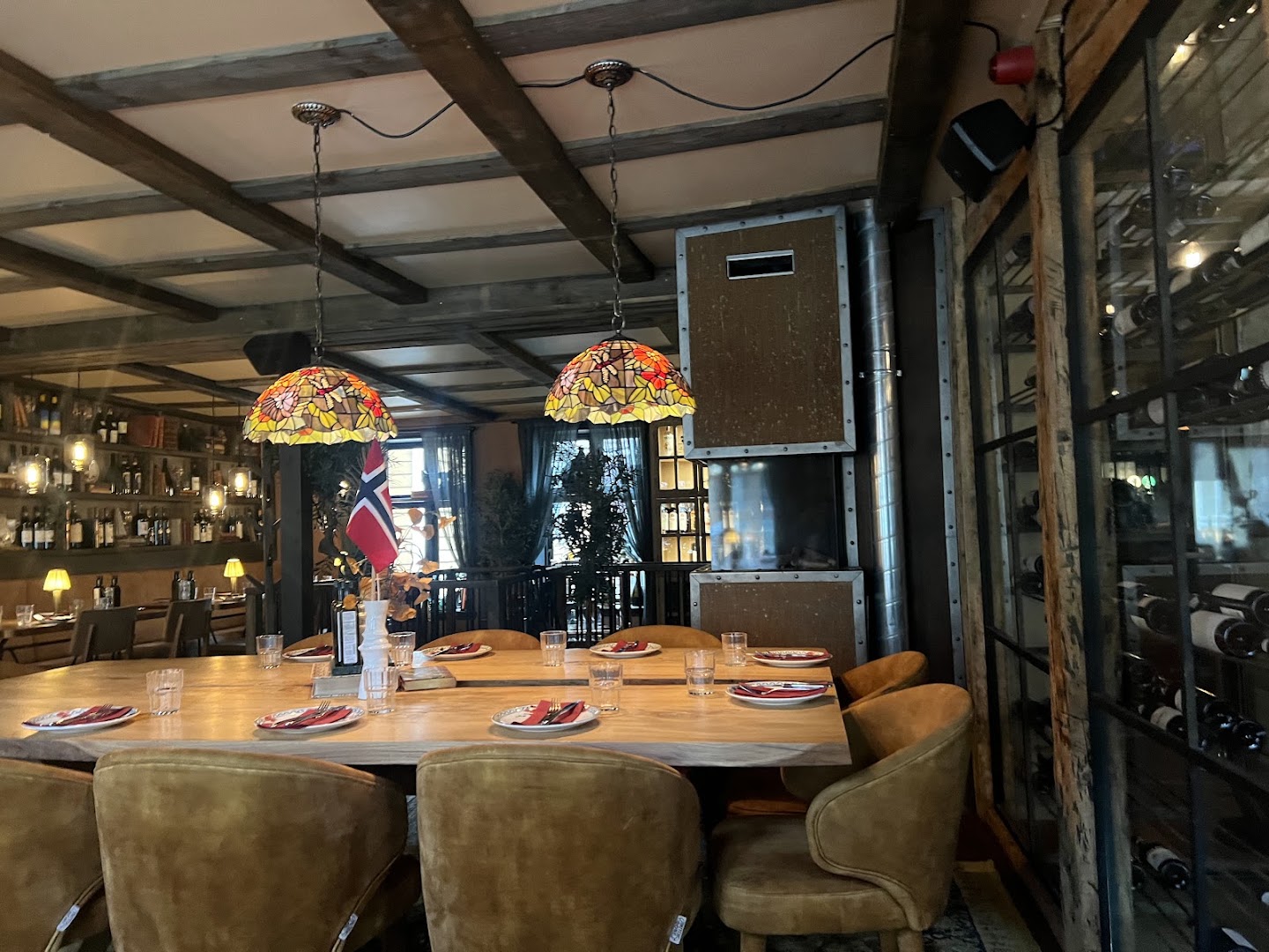 Villani Skostredet: inviting restaurant interior atmosphere