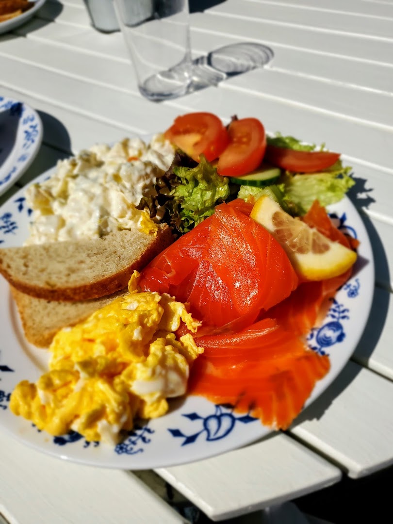 Bakkastova: appetizing photo of served food
