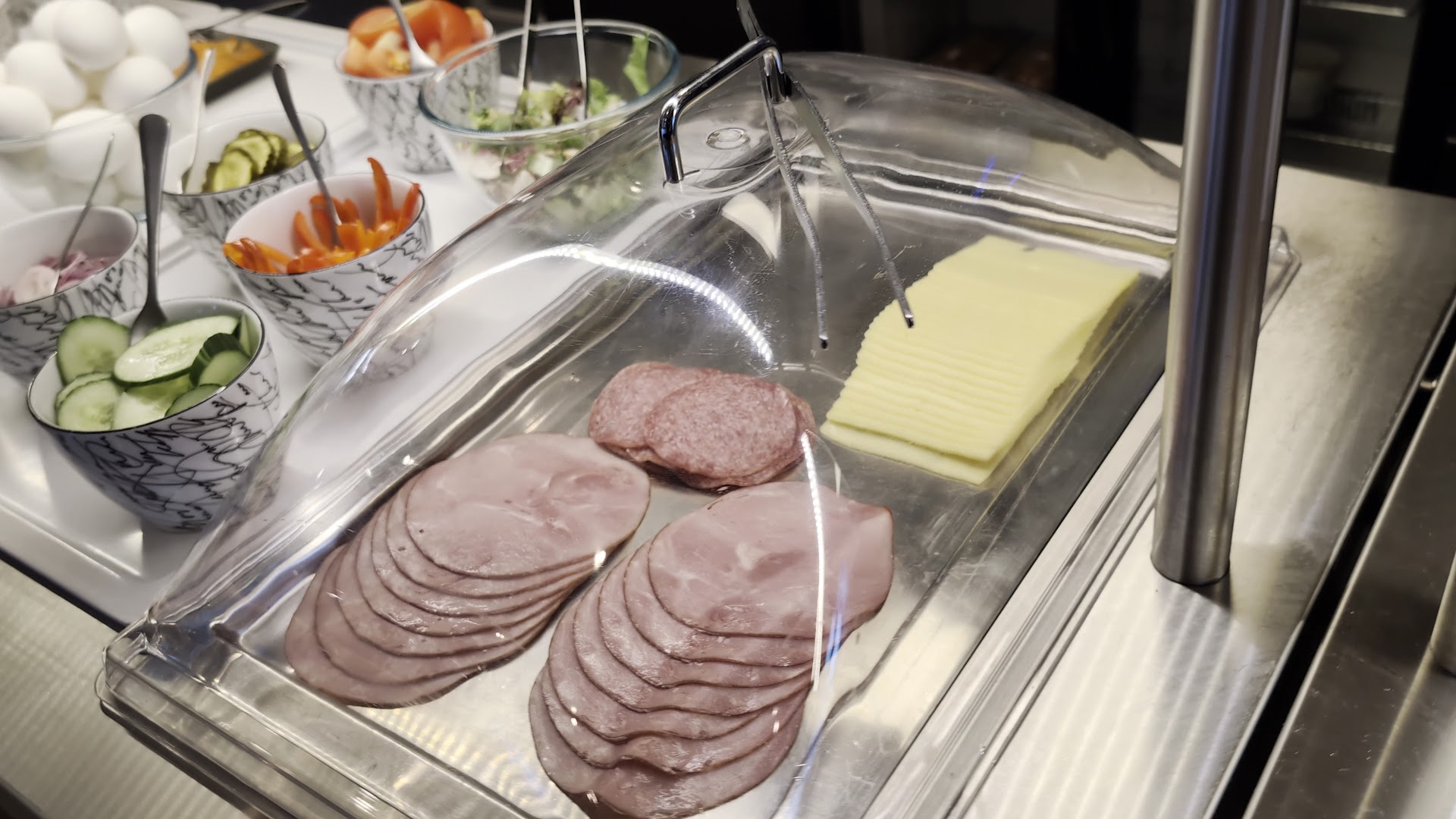Flåm Marina: appetizing breakfast buffet food display