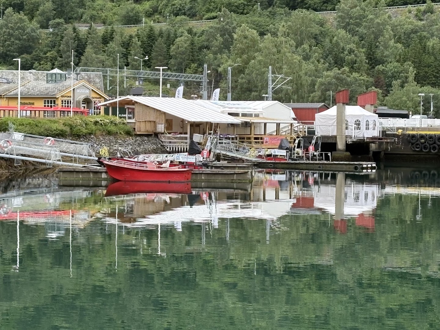 Flåm Marina: clear view of restaurant exterior