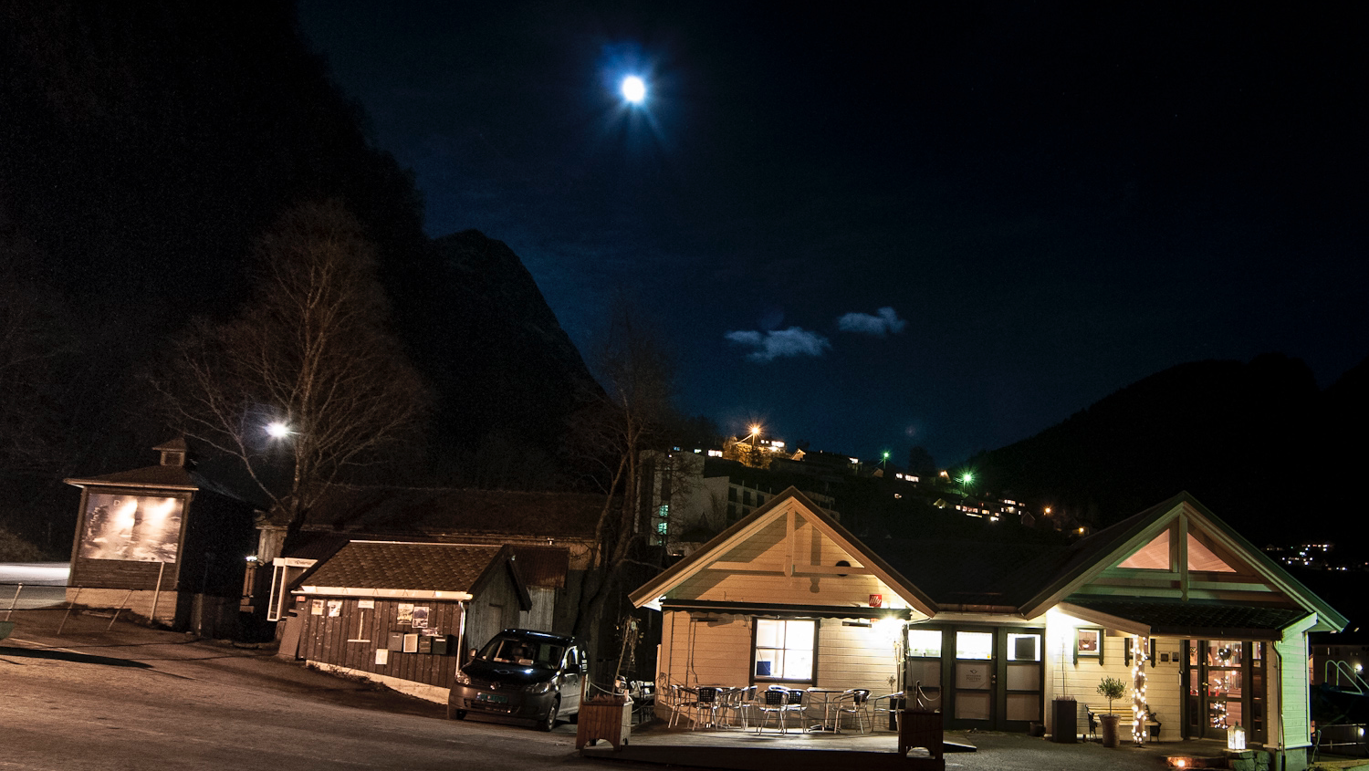 Brasserie Posten: atmospheric night shot of venue