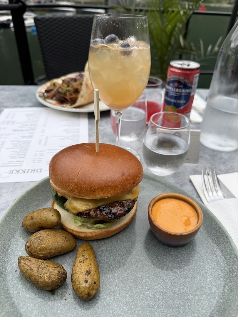 Brasserie Posten: appetizing food and drink presentation