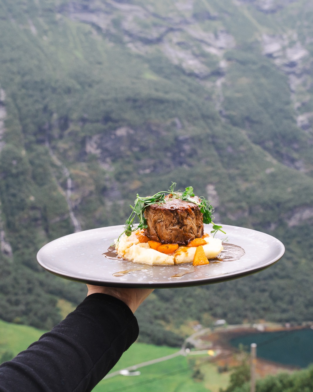 Vesterås Gard: appetizing food with scenic background