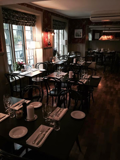 Chez Colin: inviting and professional restaurant interior
