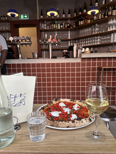 Duken Bar & Pizza: appetizing food and venue atmosphere