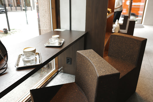 Élan: clean interior shot showing seating