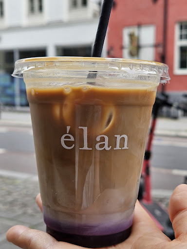 Élan: appetizing drink photo with branding