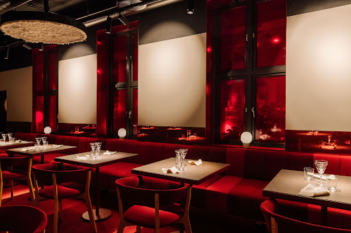 Kreatur: high quality interior atmosphere shot