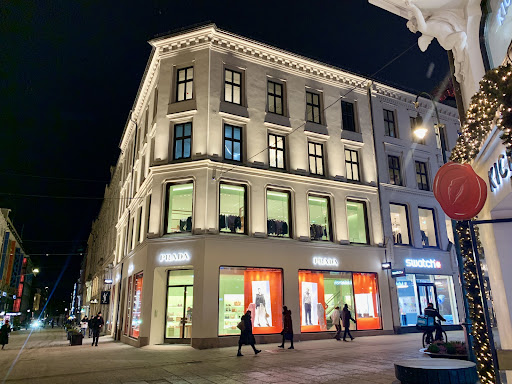 Prada Oslo: high quality storefront night shot