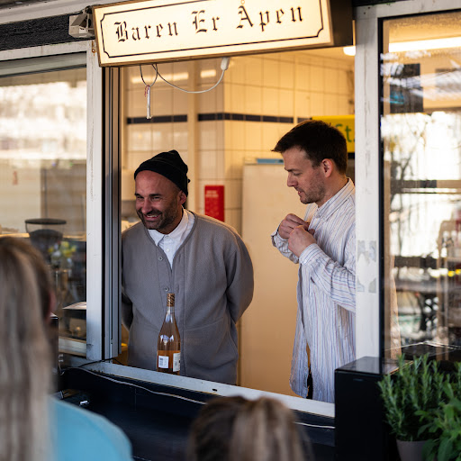 Rikkes Hage: professional photo showing friendly staff
