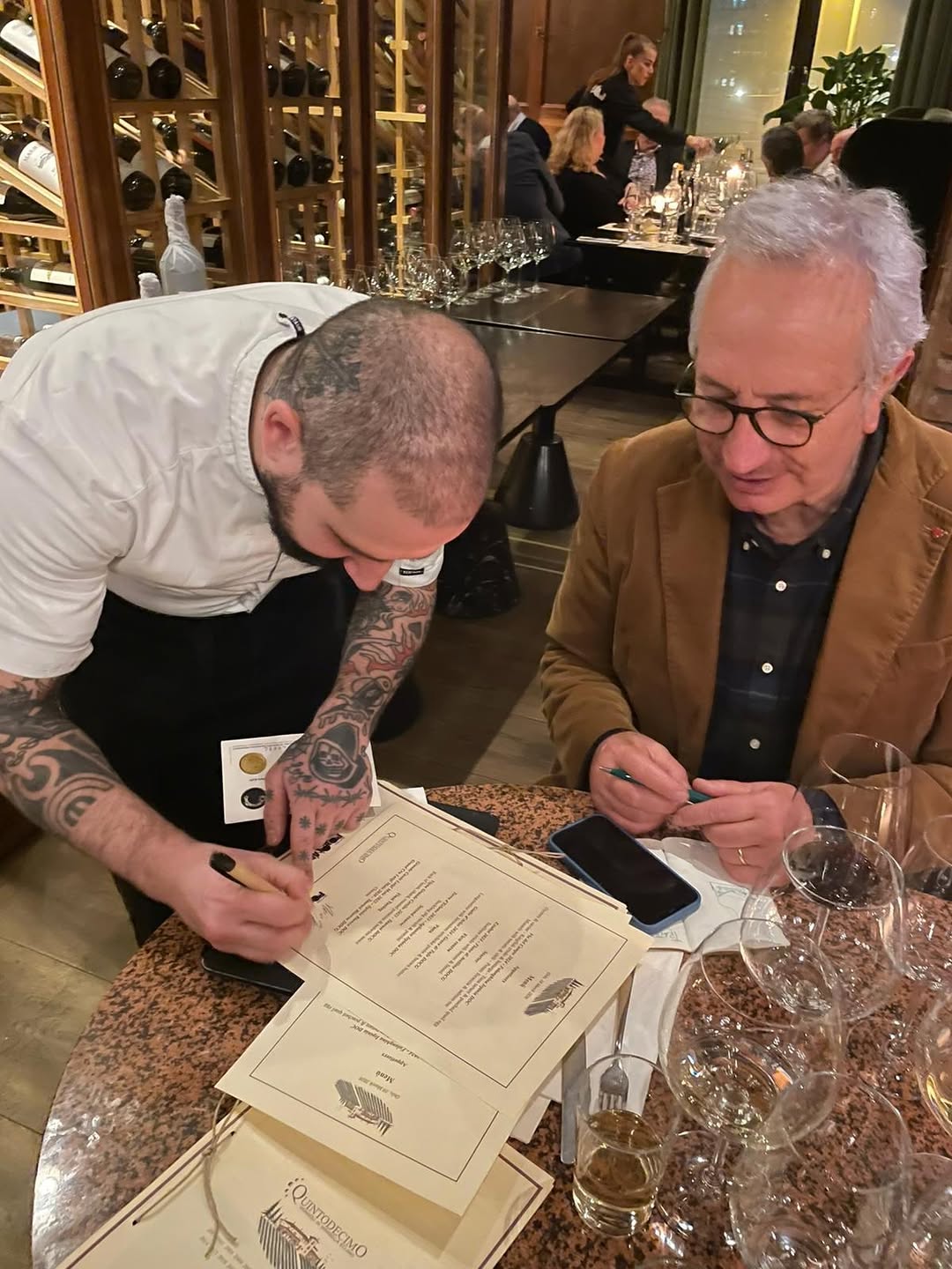 Trattoria Popolare: professional staff interacting with guest