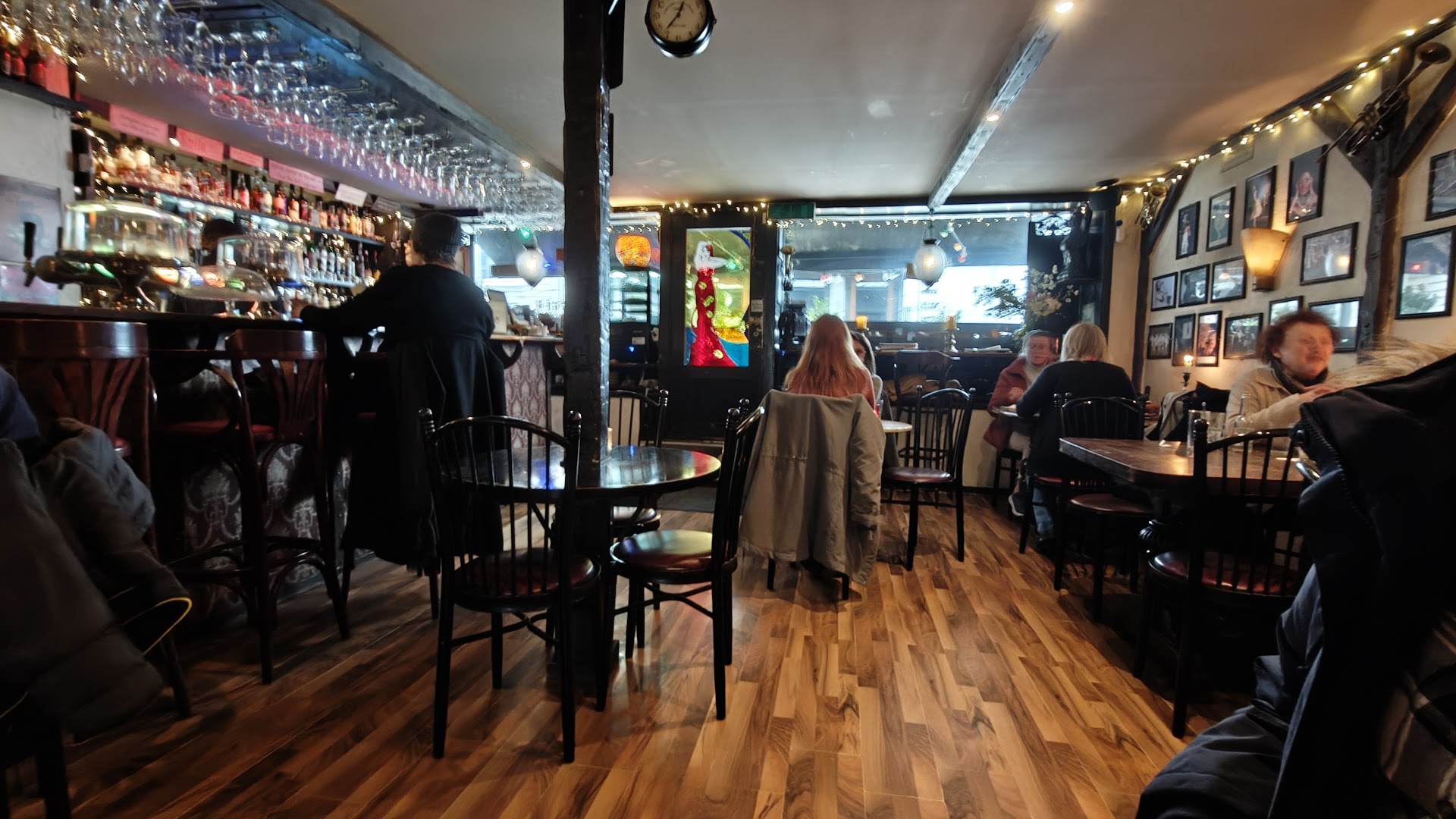 Bacchus: clear shot of bar atmosphere