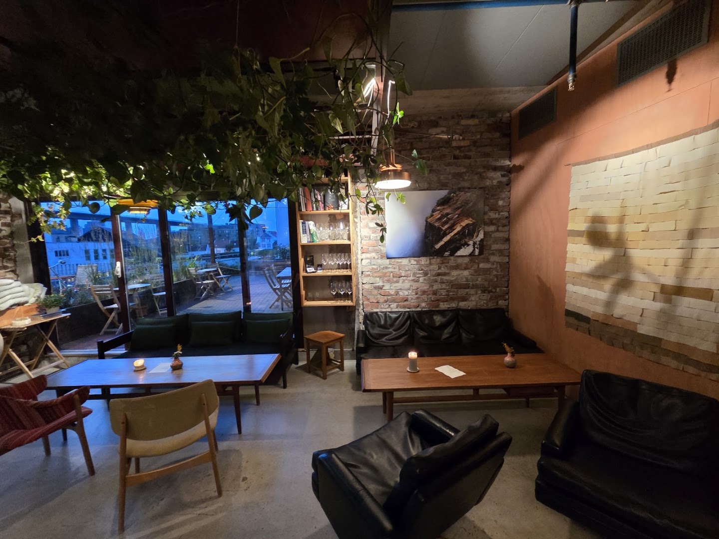 Bellies: inviting and well-composed interior shot