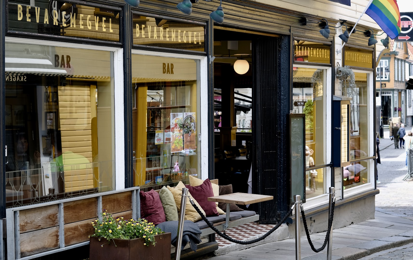 Bevaremegvel: clear, professional exterior venue shot