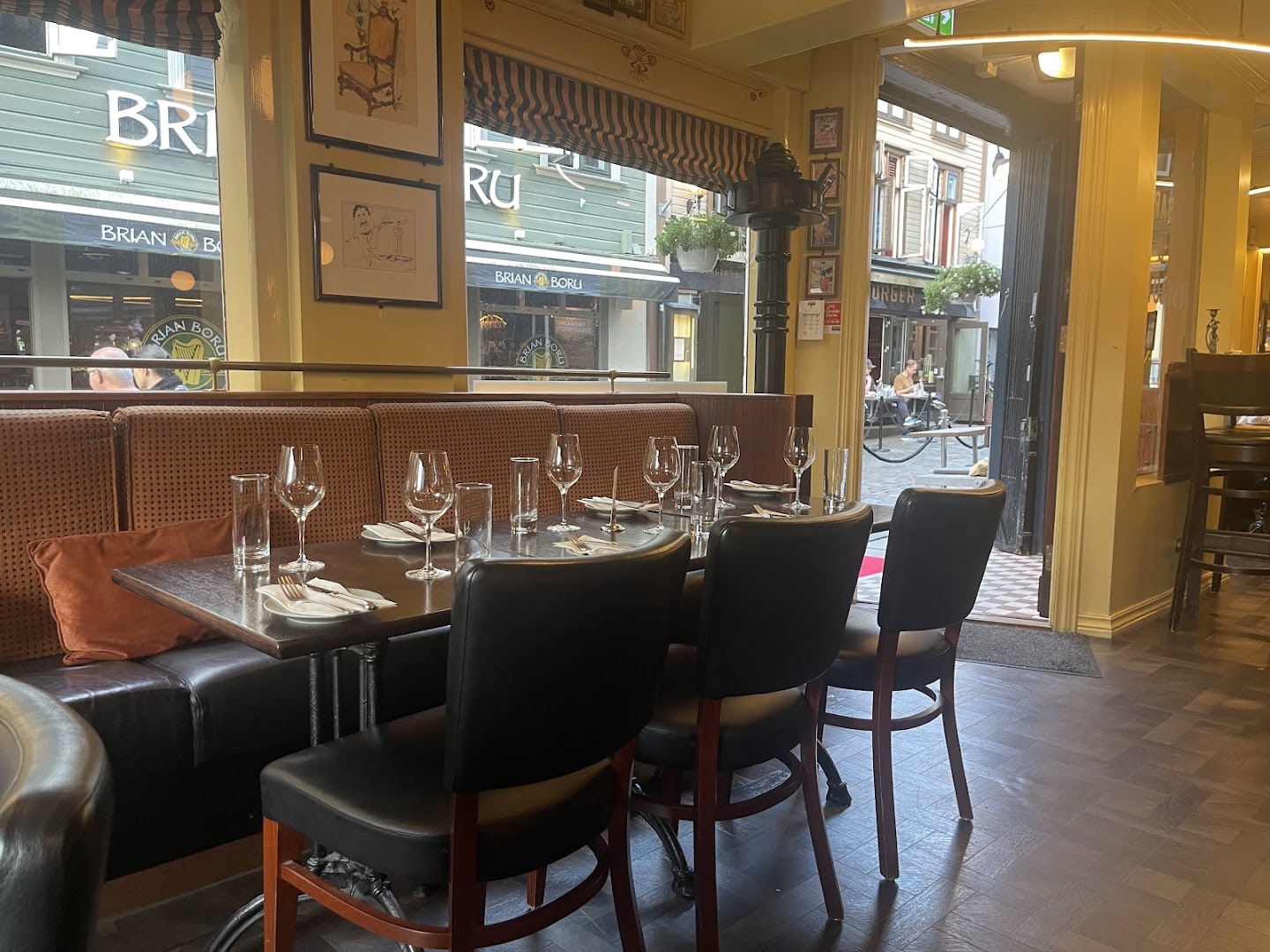 Bevaremegvel: clear view of restaurant interior