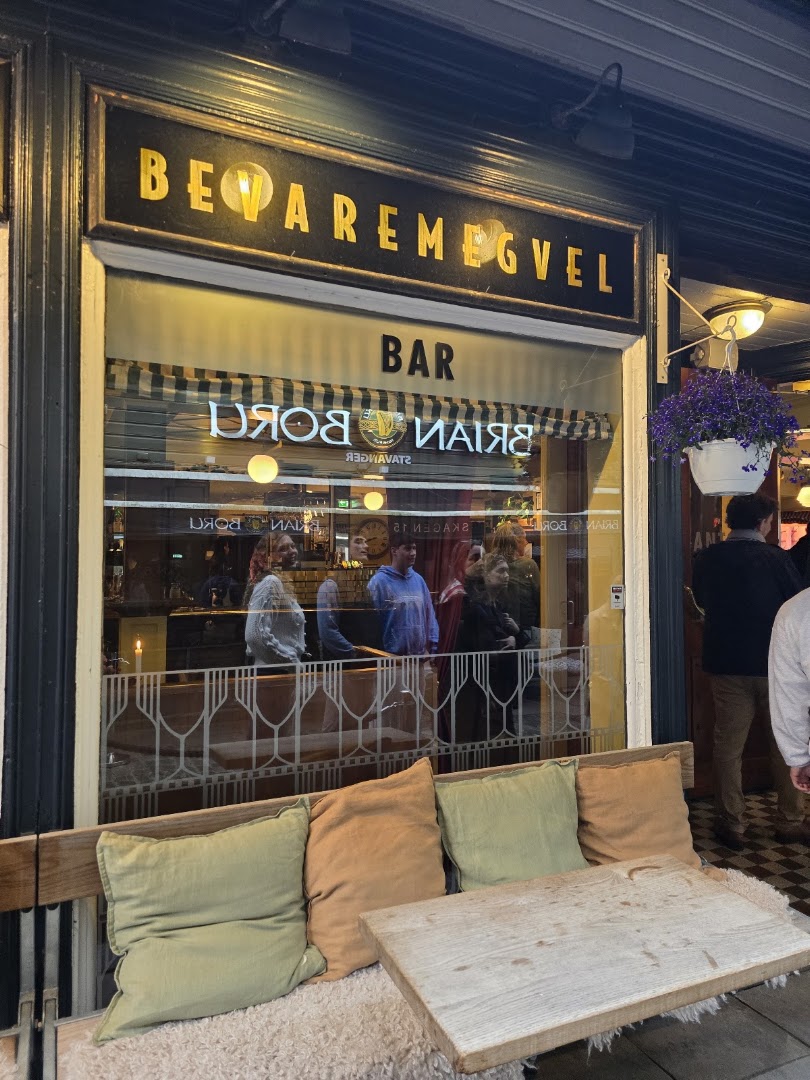 Bevaremegvel: clear, inviting exterior restaurant shot