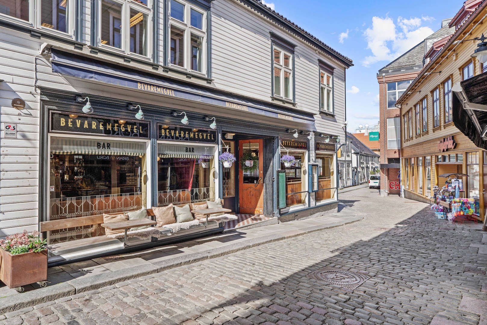 Bevaremegvel: high quality exterior venue photo
