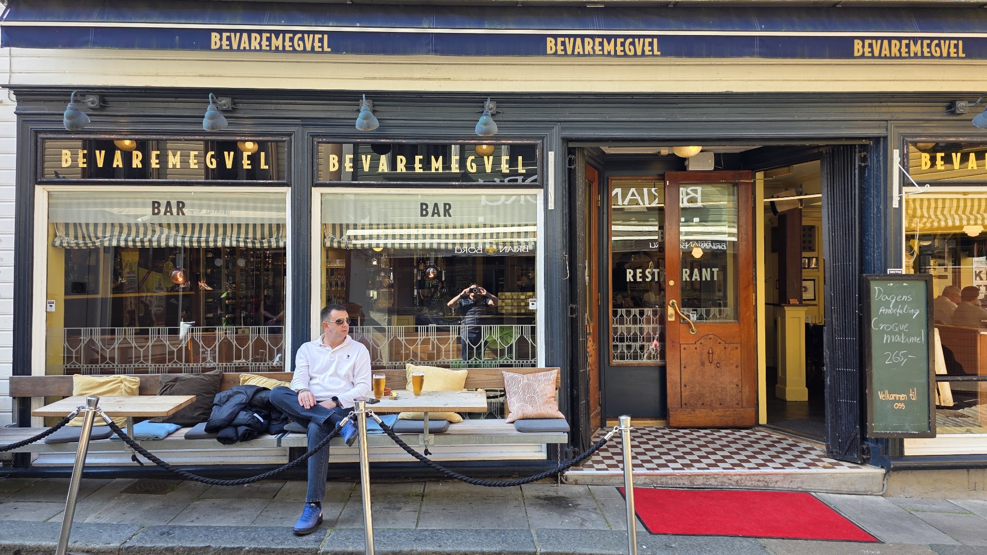 Bevaremegvel: clear, professional exterior restaurant shot