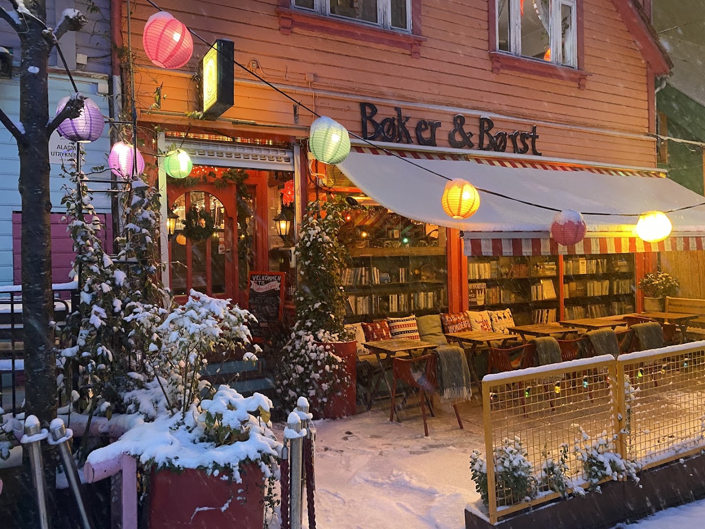 Bøker og Børst: inviting and atmospheric exterior shot