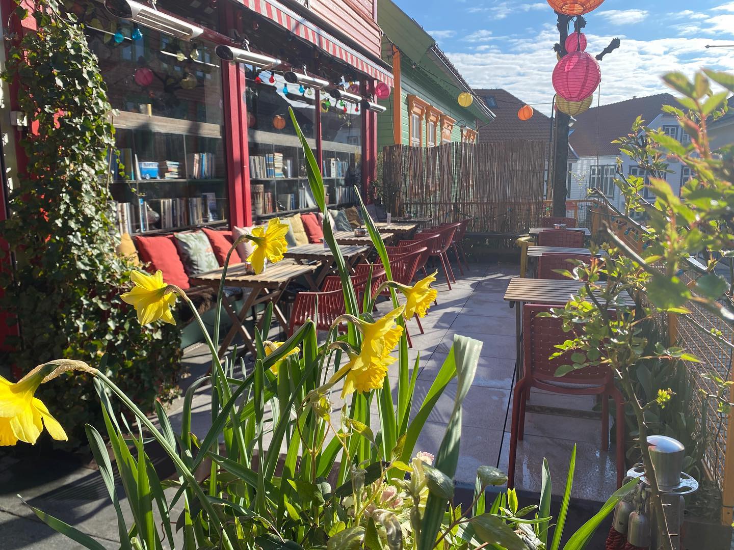 Bøker og Børst: inviting and clear outdoor seating