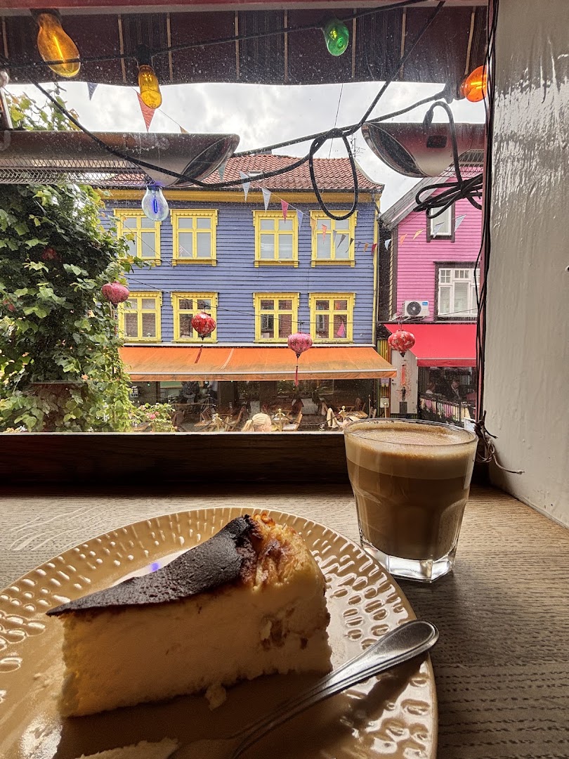 Bøker og Børst: inviting atmosphere and quality composition