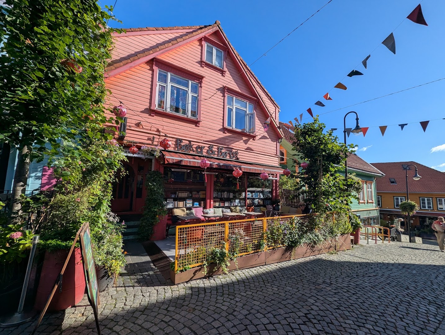 Bøker og Børst: attractive exterior shot of venue