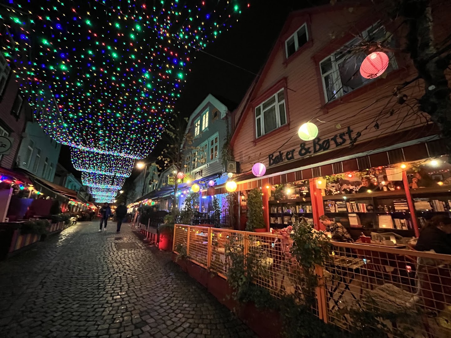 Bøker og Børst: atmospheric and inviting exterior shot