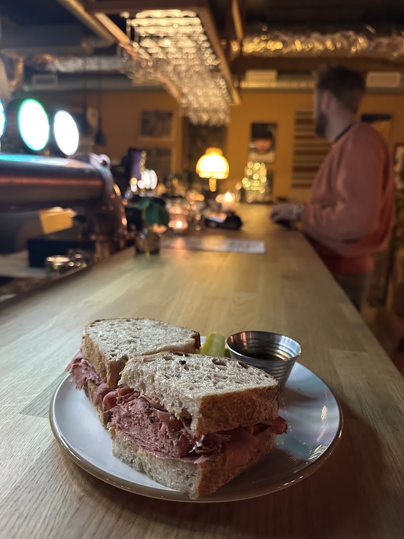 BRØL: appetizing food in restaurant setting