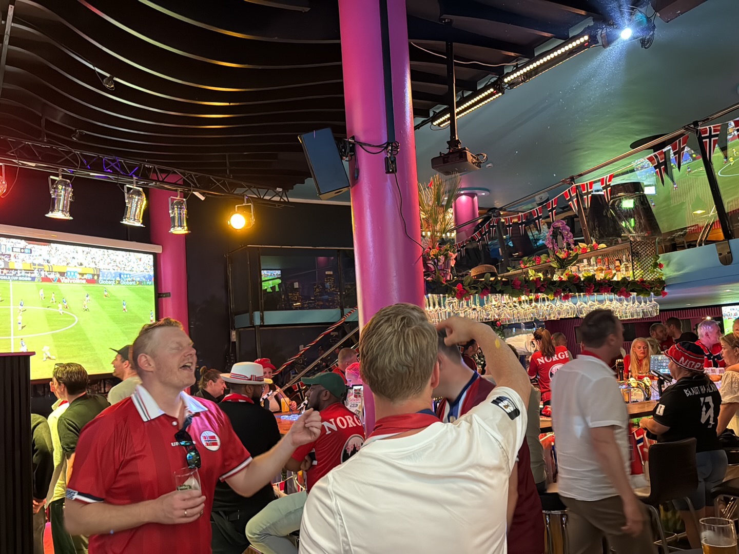California Bar: lively bar atmosphere well