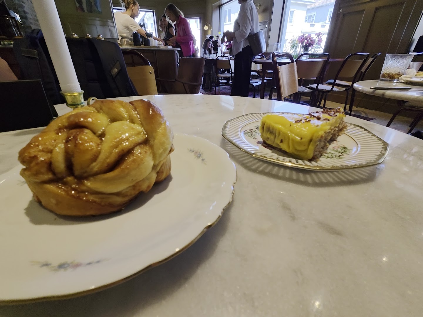 Helmer Storhaug: appetizing food in venue setting