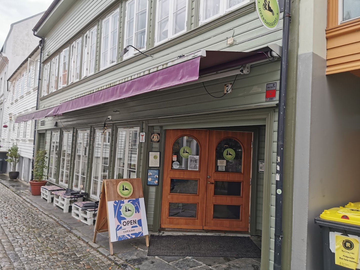 Hverdagsgodt: clear exterior shot of venue