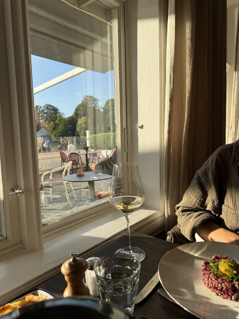 Le père: inviting atmosphere and quality composition