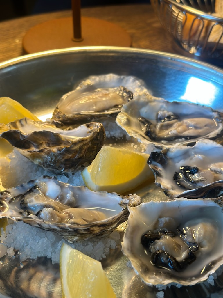 Le père: appetizing photo of fresh oysters