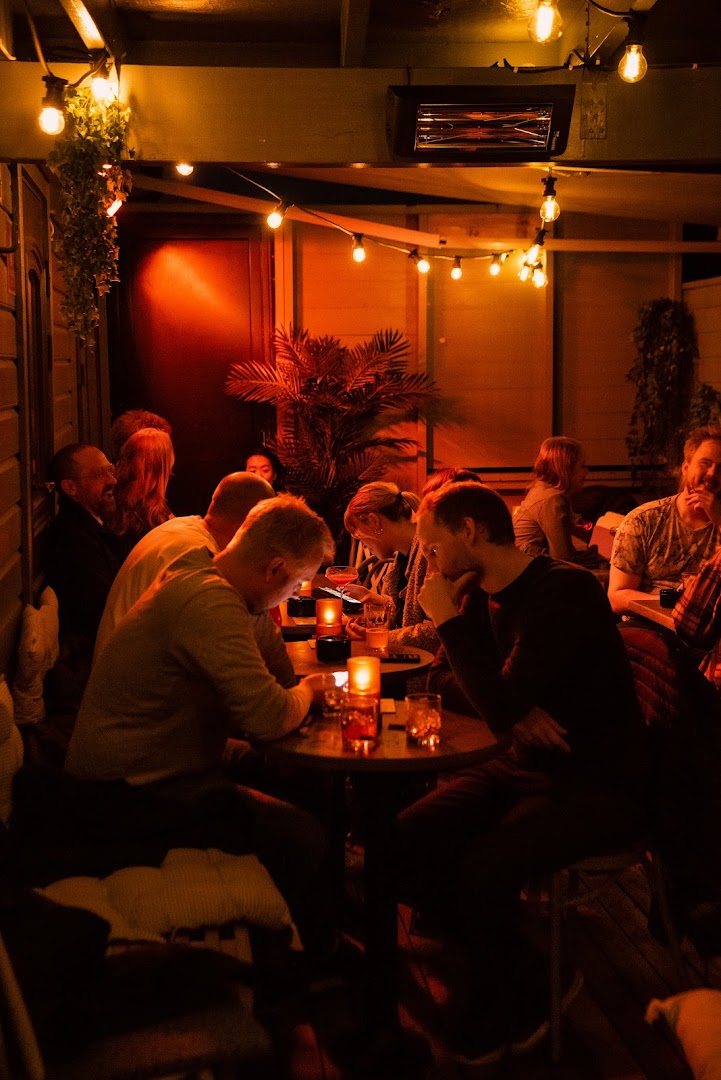 No Stress: inviting bar atmosphere well