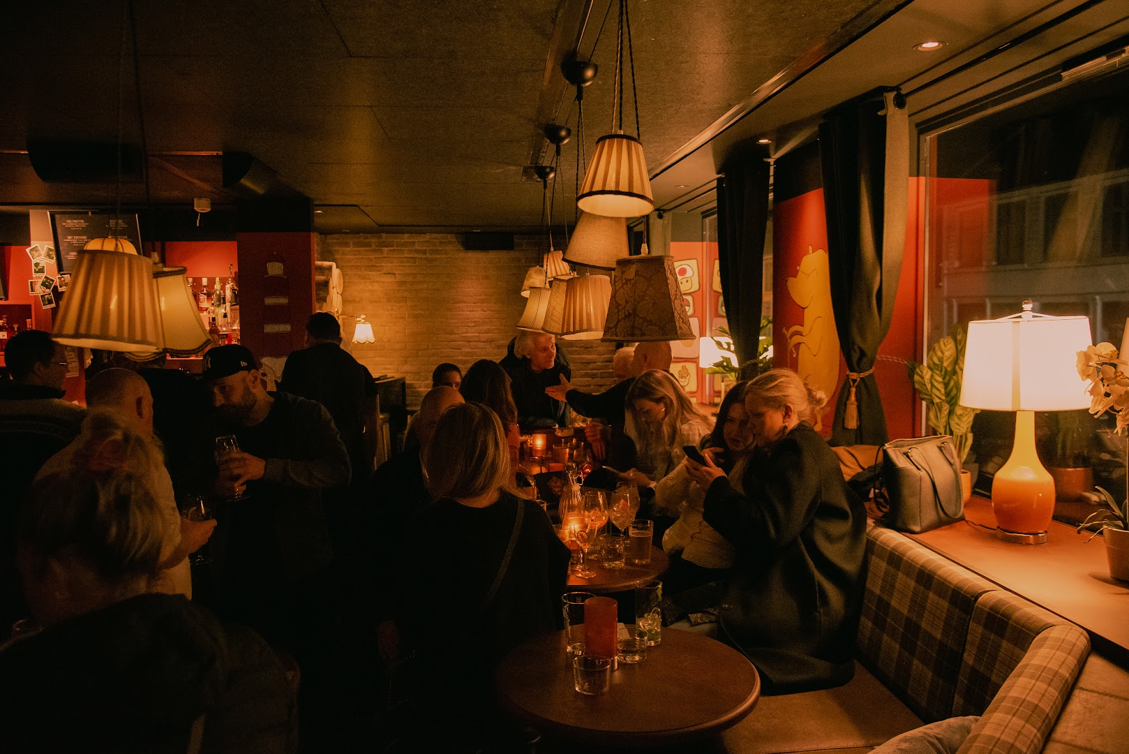 No Stress: inviting bar atmosphere well