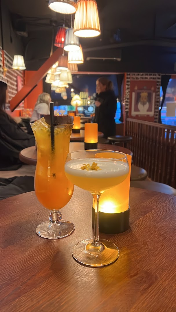 No Stress: appealing shot of bar drinks