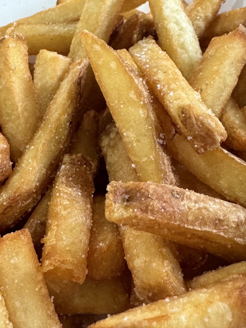 Ouch Burger: appetizing close-up of fresh fries