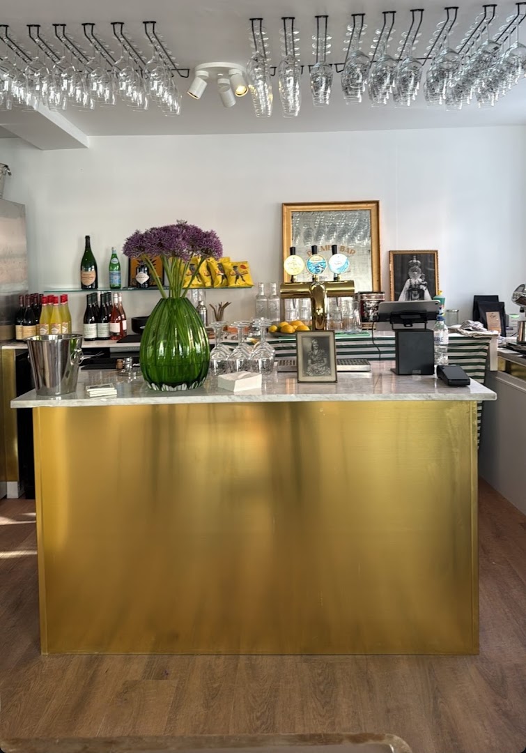Palmen Bar: clear, professional shot of bar